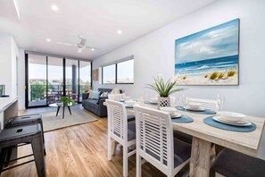 Departamento Deluxe, 2 habitaciones | Área de sala de estar | Televisión LED 