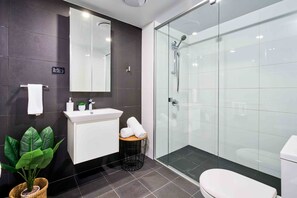 Departamento Deluxe, 2 habitaciones | Baño | Regadera, amenidades de baño gratuitas, secadora de cabello, toallas 