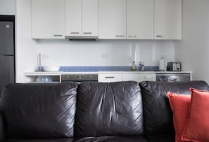 Departamento Deluxe, 1 habitación | Cocina privada | Refrigerador, microondas, horno y parrilla de estufa 