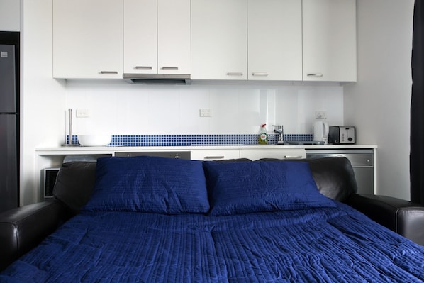 Departamento Deluxe, 1 habitación | Área de sala de estar | Televisión LED 