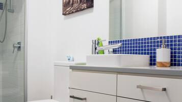 Deluxe Apartment, 1 Bedroom | Bathroom | Shower, free toiletries, hair dryer, towels