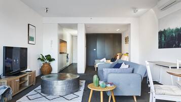 Nhà Deluxe, 2 phòng ngủ | Phòng khách | TV LED