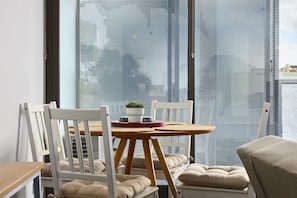 Deluxe-Haus, 2 Schlafzimmer | Essbereich im Zimmer
