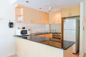 Deluxe Apartment, 2 Bedrooms | Private kitchen