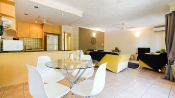 Deluxe Apartment, 2 Bedrooms | In-room dining