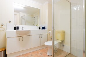 Deluxe Apartment, 2 Bedrooms | Bathroom - 2 Bedroom Apartment Overlooking Golf Course (Darwin)