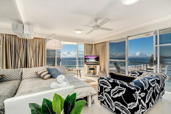 Deluxe Apartment, 2 Bedrooms | Living room