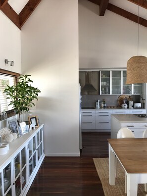 Superior-Apartment, 4 Schlafzimmer | Essbereich im Zimmer