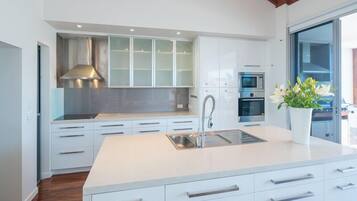 Appart'hÎtel Supérieur, 4 chambres | Cuisine privée | Réfrigérateur, micro-ondes, four, plaque de cuisson