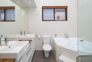 Superior Condo, 4 Bedrooms | Bathroom