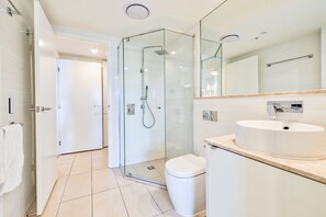 Superior appartement, 4 slaapkamers | Badkamer | Een douche, gratis toiletartikelen, een haardroger, handdoeken