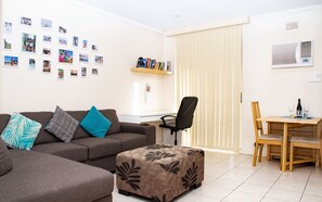 Appart'hÎtel Supérieur, 4 chambres | Coin séjour | Télévision LED