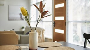 Apartamento premium, 2 quartos | Opções para refeição no quarto