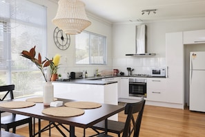 Apartamento premium, 2 quartos | Opções para refeição no quarto