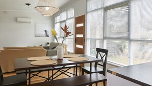 Apartamento premium, 2 quartos | Opções para refeição no quarto
