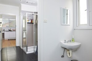 Premium Apartment, 2 Bedrooms | Bathroom