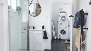 Apartamento premium, 2 quartos | Banheiro | Chuveiro, produtos de toalete grátis, secador de cabelo 