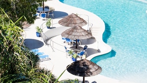 Outdoor pool - Beachfront Haven with Pool and Parking (Palm Beach)