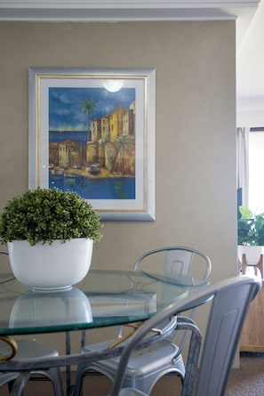 Superior Apartment, 2 Bedrooms | In-room dining