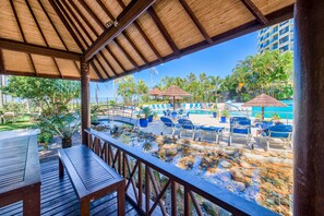 Terrace/patio - Beachfront Haven with Pool and Parking (Palm Beach)