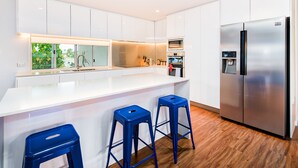 Private kitchen - Vibrant 4 Bedroom Home, 600m From the Beach (Burleigh Waters)