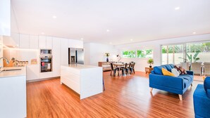 Private kitchen - Vibrant 4 Bedroom Home, 600m From the Beach (Burleigh Waters)