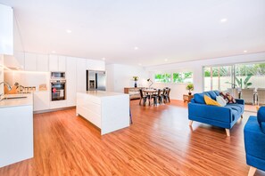 Superior Condo, 4 Bedrooms | Private kitchen