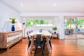 In-room dining - Vibrant 4 Bedroom Home, 600m From the Beach (Burleigh Waters)