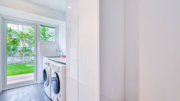 Superior Condo, 4 Bedrooms | Laundry