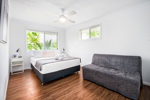4 bedrooms, in-room safe, iron/ironing board, free WiFi - Vibrant 4 Bedroom Home, 600m From the Beach (Burleigh Waters)