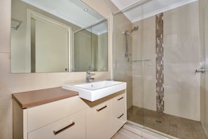 Superior Condo, 4 Bedrooms | Bathroom