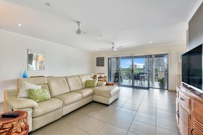 Condo Superior, 4 phòng ngủ | Phòng khách | TV LED 