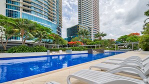 Outdoor pool - Luxury Facilities near Seaworld and Surfers (Southport)