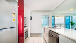 Superior Condo, 4 Bedrooms | Private kitchen - Luxury Facilities near Seaworld and Surfers (Southport)