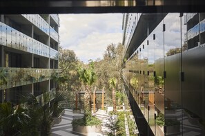 Courtyard - Experience Luxury Living in Inner City Comfort (Abbotsford)