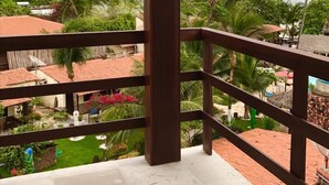 A balcony with a view of a beach and palm trees. - Rox by Essenza Hotel (Jijoca de Jericoacoara)