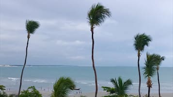 Una playa cerca, arena blanca