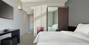 Frigobar, cofres nos quartos, escrivaninha, cortinas blackout