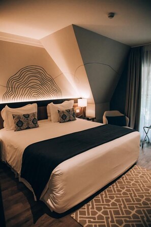 Deluxe Suite, Non Smoking | Premium bedding, minibar, in-room safe, blackout drapes