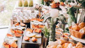 A buffet table with various food items and drinks, including fruits, pastries, and beverages. - Villa Amistà Campos do Jordão (Campos do Jordão)