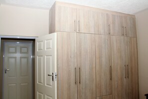 Familjelägenhet - flera sängar - icke-rökare - utsikt mot trädgården | Gratis wi-fi, sängkläder och rullstolsanpassning