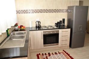 Familjelägenhet - flera sängar - icke-rökare - utsikt mot trädgården | Eget kök | Kylskåp, mikrovågsugn, ugn och grytor/köksredskap