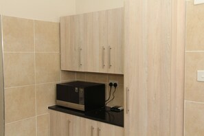 Familjelägenhet - flera sängar - icke-rökare - utsikt mot trädgården | Eget kök | Kylskåp, mikrovågsugn, ugn och grytor/köksredskap