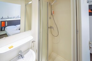 City Double Room, 1 Double Bed, Non Smoking | Bathroom | Shower, free toiletries, hair dryer, towels - easyHotel Zürich City Limmatplatz (Zürich)