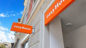 A building with a sign reading 'easyHotel' indicating the establishment. - easyHotel Zürich City Limmatplatz (Zürich)