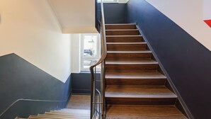A modern staircase with wooden steps and metal railings. - easyHotel Zürich City Limmatplatz (Zürich)