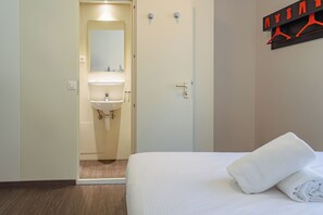 シティ ダブルルーム ダブルベッド 1 台 禁煙 | バスルーム | シャワー、バスアメニティ (無料)、ヘアドライヤー、タオル