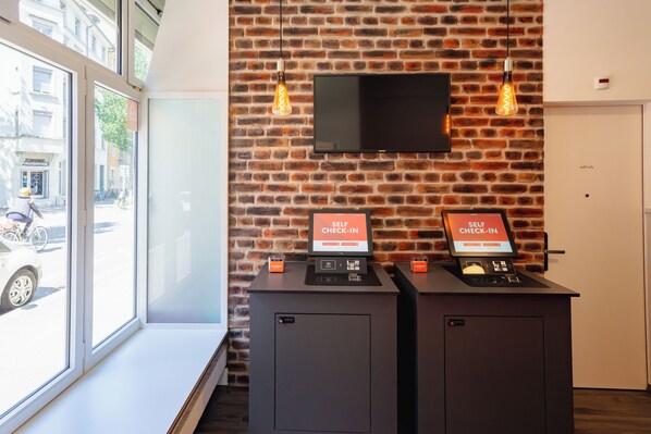 Check-in/check-out kiosk - easyHotel Zürich City Limmatplatz (Zürich)