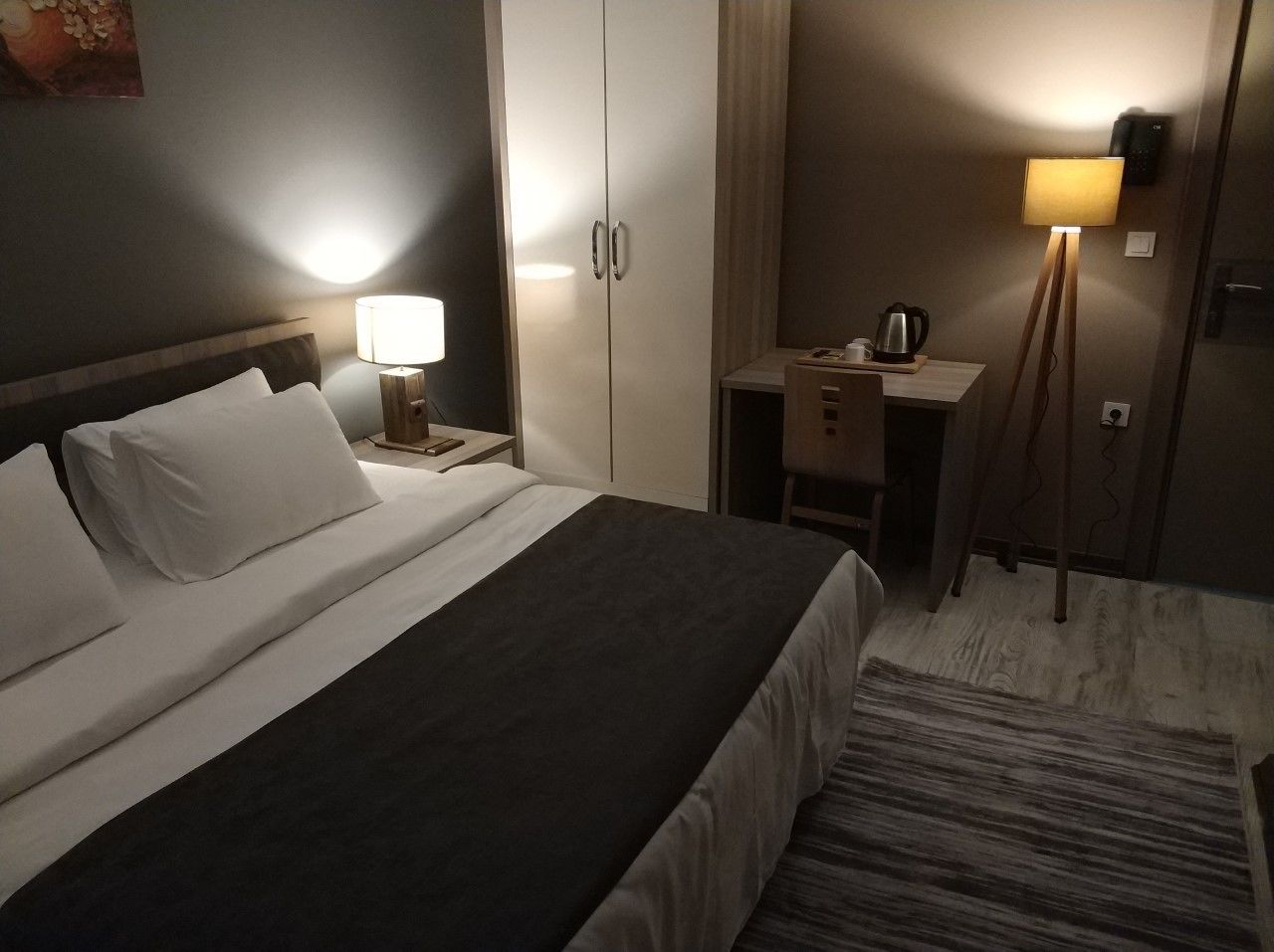 standard room | egyptian cotton sheets, premium bedding, down duvets, desk