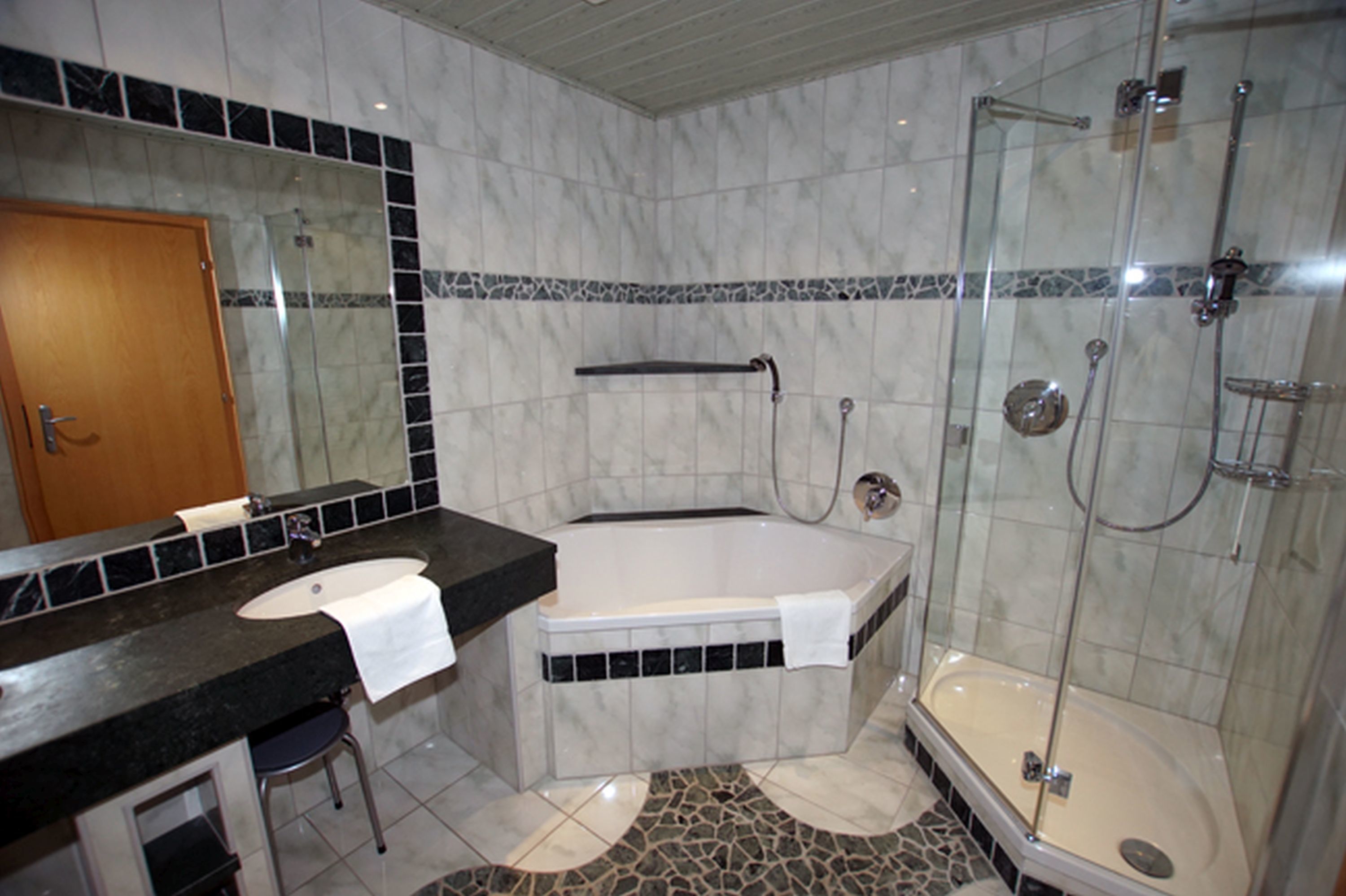 Apartment, Bergblick | Badezimmer | Dusche, Handtücher